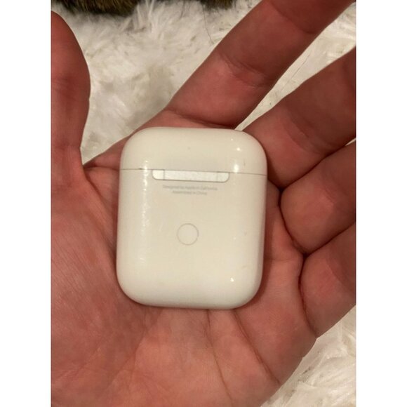 Genuine Apple Wireless Charging Case For AirPods FIRST / SECOND Generation A1938 - Picture 3 of 8